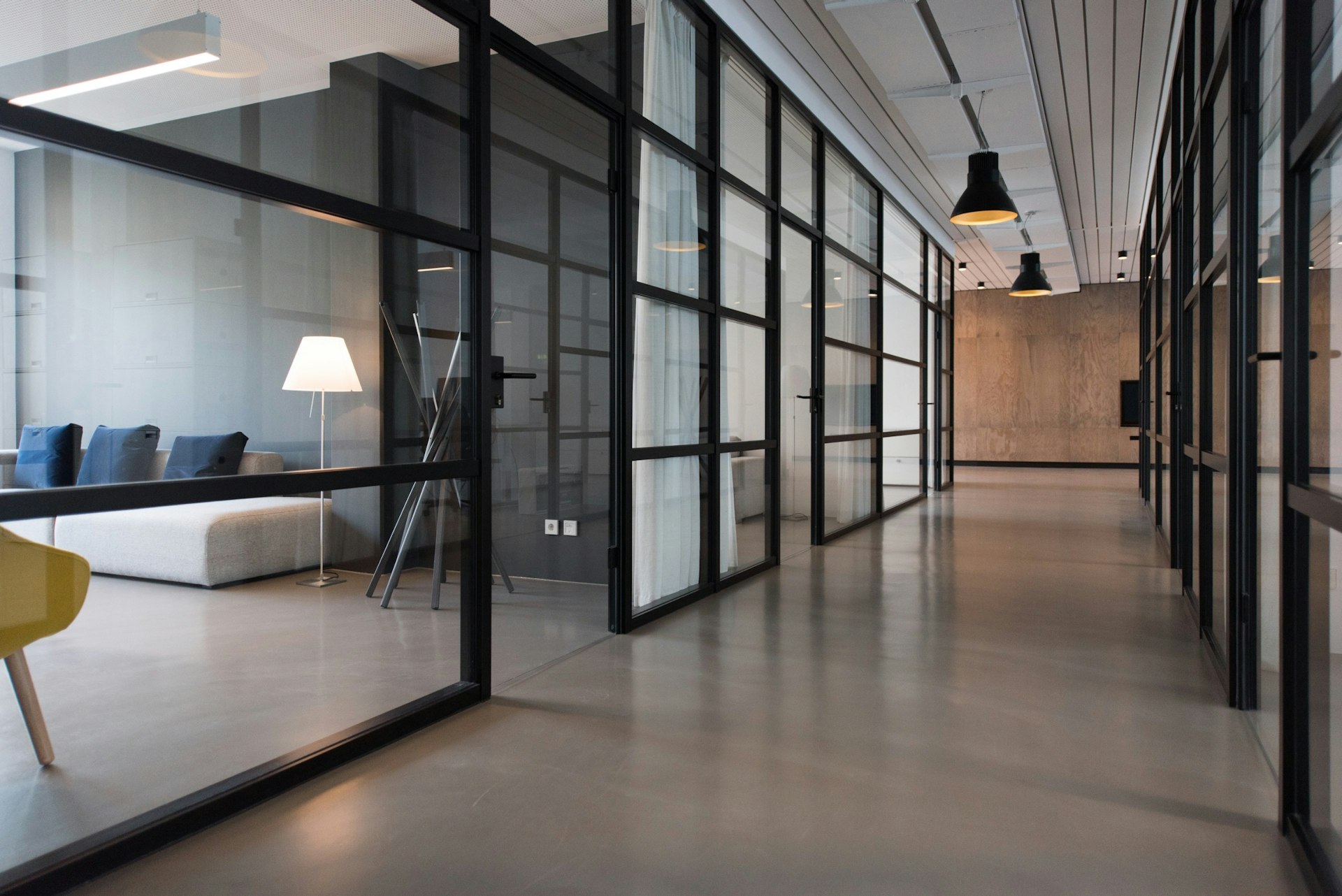 Espacio con luz a través de cristal